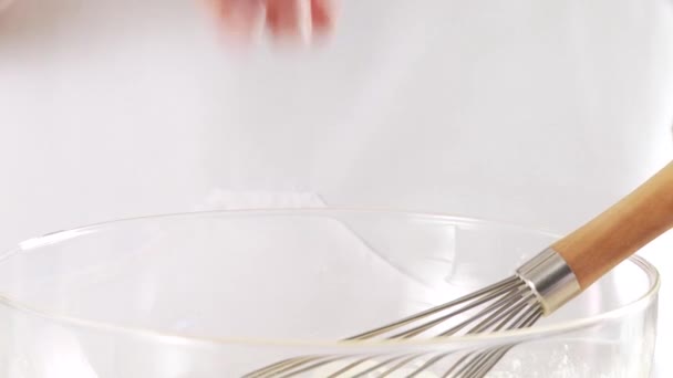 Соль и сахар добавляются в тесто
 - Кадры, видео
