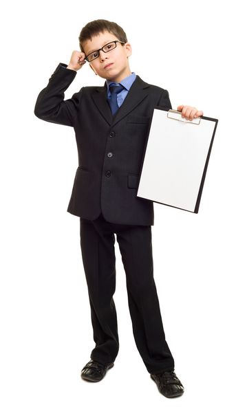 Junge im Anzug zeigen leeres Laken - Foto, Bild
