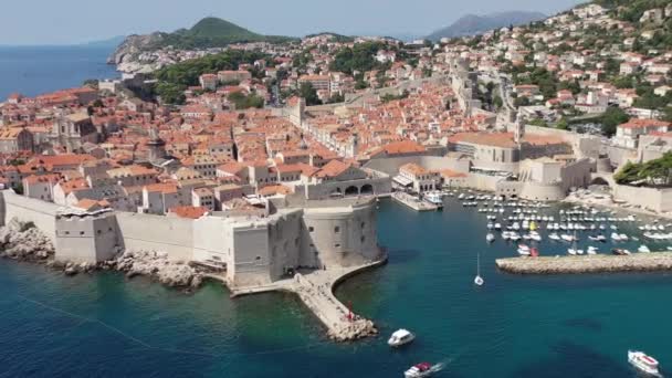 Dubrovnik oude stad. Uitzicht vanuit de lucht op de historische stad Dubrovnik in Kroatië. Beroemde toeristische attractie in de Middellandse Zee. Zomer. Oude haven aan de Adriatische zee. - Video