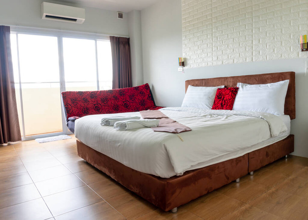 Luxuosa e bela cama ou colchão no hotel ou resort quarto é limpo e arrumado preparado para os hóspedes. - Foto, Imagem