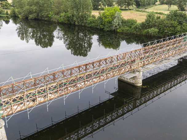 Lešení používané pro údržbu nebo restaurování práce na malém mostě přes velkou řeku Cher - Fotografie, Obrázek