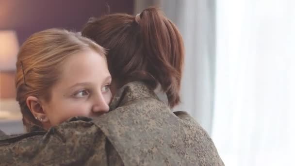 Żołnierka w mundurze militarnym obejmująca córkę podczas pójścia do wojska - Materiał filmowy, wideo