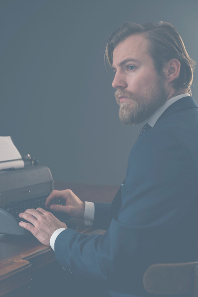 Бизнесмен сидит за пишущей машинкой
 - Фото, изображение