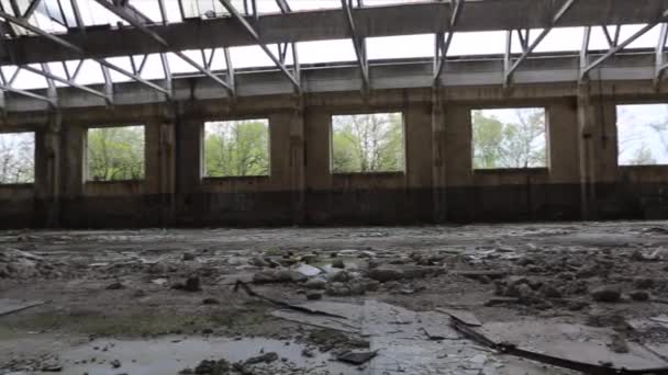 Reggio Emilia, Italie : 2019 08 02 Officine Reggiane une zone abandonnée en cours de réaménagement avec des graffitis et des décombres. Images 4k de haute qualité - Séquence, vidéo