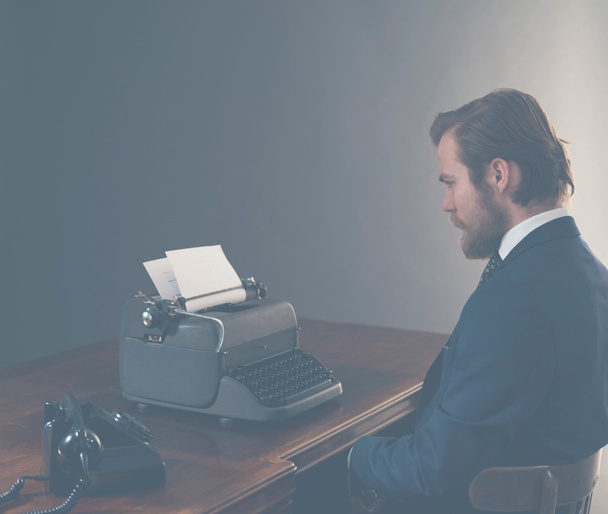 бизнесмен сидит за рабочим столом - Фото, изображение