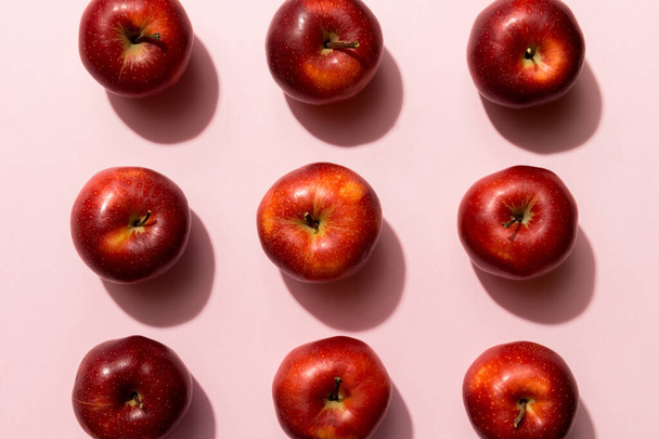 Renkli arka planda bir sürü kırmızı elma, üst manzara. Görüş üzerinde taze elma ile sonbahar deseni. - Fotoğraf, Görsel