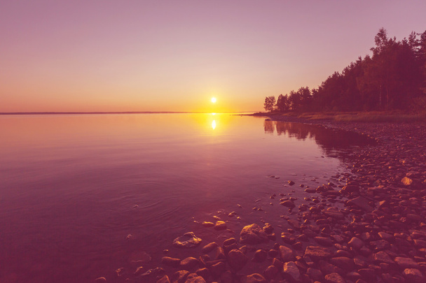 ruhiger See bei Sonnenuntergang - Foto, Bild