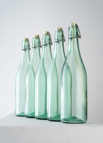 Przezroczyste szklane butelki na białym tle - Zdjęcie, obraz