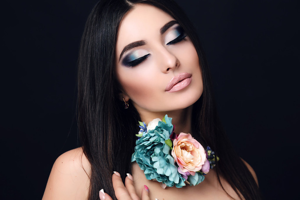 sensual woman with straight black hair with bright makeup and flower's necklace   - Fotoğraf, Görsel