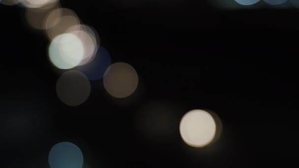 βαπτίζοντας βρόχο βίντεο θολή, σφαιρικά φώτα σε σκούρο φόντο, συμβολίζοντας τη λεπτή καθοδήγηση της AI - Πλάνα, βίντεο