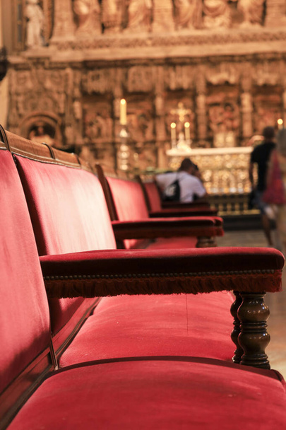 Kolorowe czerwone aksamit pokryte siedzenia wewnątrz chuch w Hiszpanii - Zdjęcie, obraz