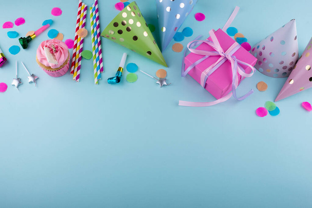 Születésnapi party koncepció muffinnal, konfettivel és koszorúval - Fotó, kép