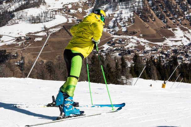 esquiadores vestidos de amarelo com capacete à espera de esqui
 - Foto, Imagem
