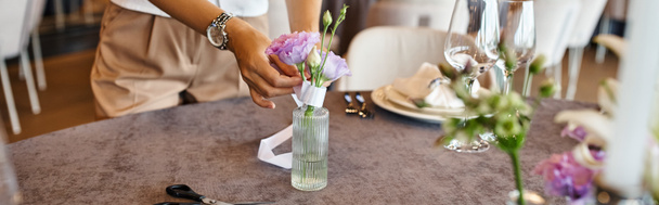 vista cortada de florista decorando mesa festiva com flores para celebração no salão de eventos, banner - Foto, Imagem