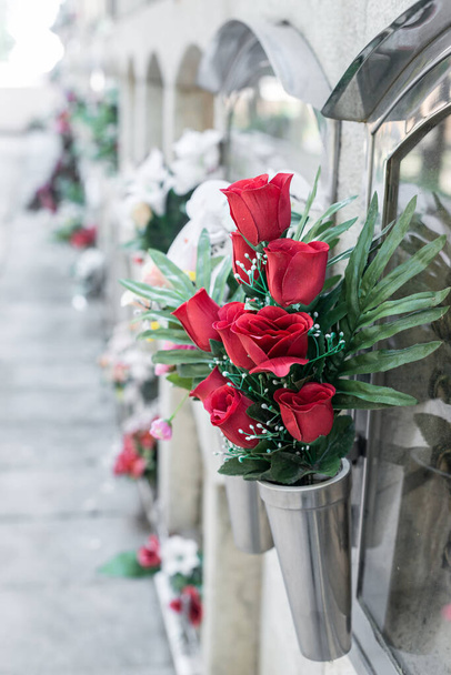 Jardín del Recuerdo: El Lenguaje de las Flores del Cementerio - Foto, Imagen