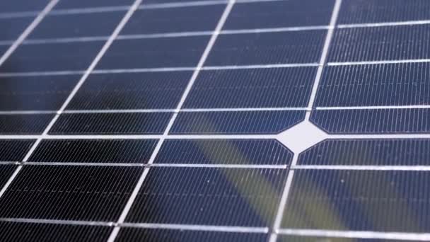 Close up, Superficie di un pannello solare fotovoltaico nei raggi del sole al tramonto. Batteria solare. Sfondo, texture. Fonte alternativa di energia. Cella solare. Uso di energia solare ecologica all'aperto. - Filmati, video