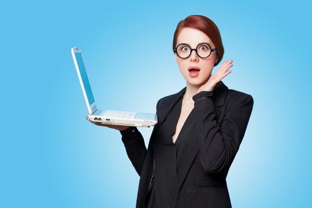 Удивлённые деловые женщины с ноутбуком
 - Фото, изображение