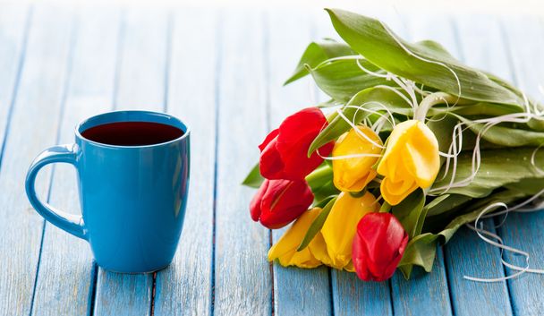 Xícara de café e buquê de tulipas
 - Foto, Imagem