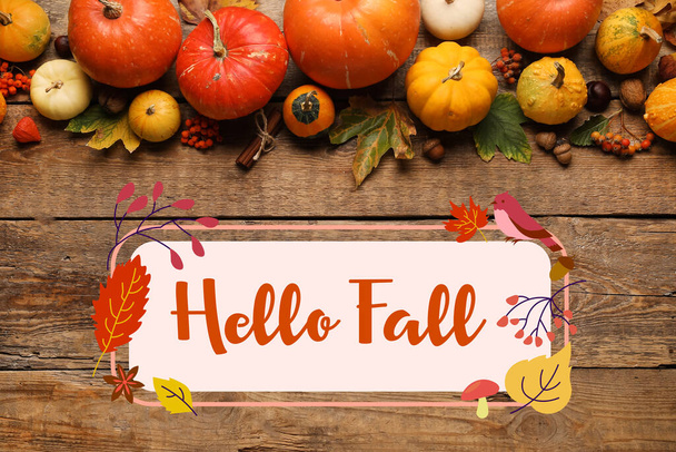 Texto HELLO CAÍDA con hermosa decoración de otoño sobre fondo de madera - Foto, imagen