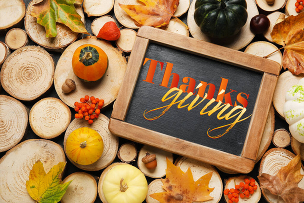 Krijtbord met tekst HAPPY THANKSgiving met mooie herfst decor op houten ondergrond - Foto, afbeelding