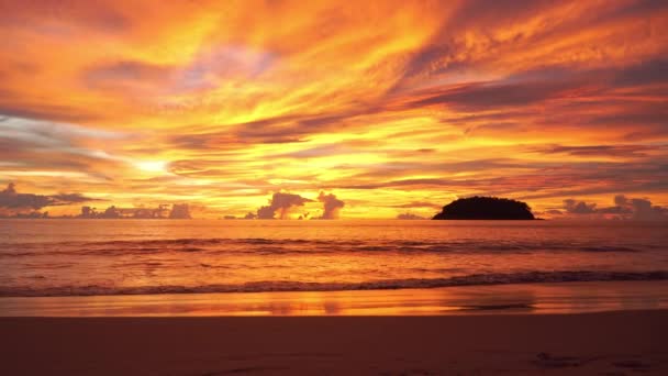 wideo niesamowite kolorowe zachody słońca niebo nad oceanem  - Materiał filmowy, wideo