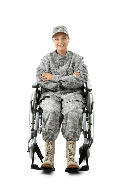 Γυναίκα στρατιώτης σε αναπηρική καρέκλα σε λευκό φόντο - Φωτογραφία, εικόνα