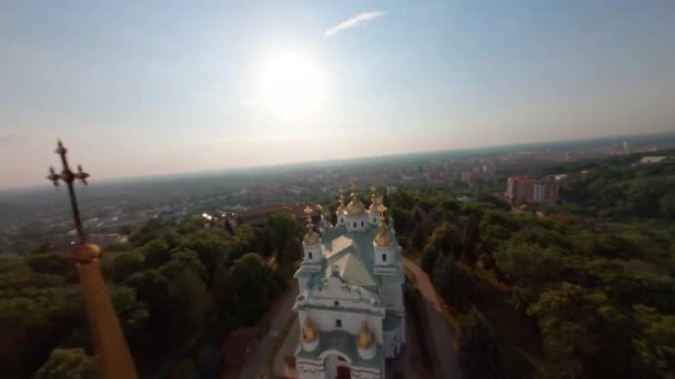 FPV, Vista aérea de la Iglesia al amanecer, centro histórico, Ucrania. Un dron con una cámara vuela desde la Iglesia. Vuela alrededor de Church. Iglesia ortodoxa vista desde el aire Ucrania,  - Metraje, vídeo