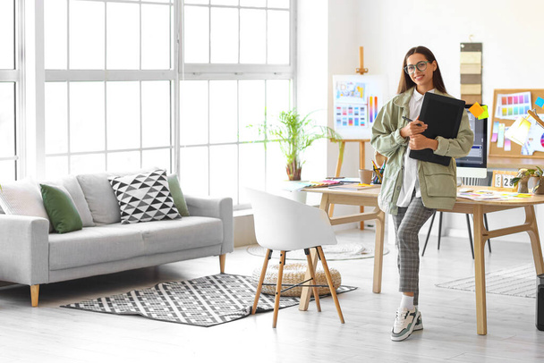 Ofisinde grafik tabletli kadın iç mimar - Fotoğraf, Görsel