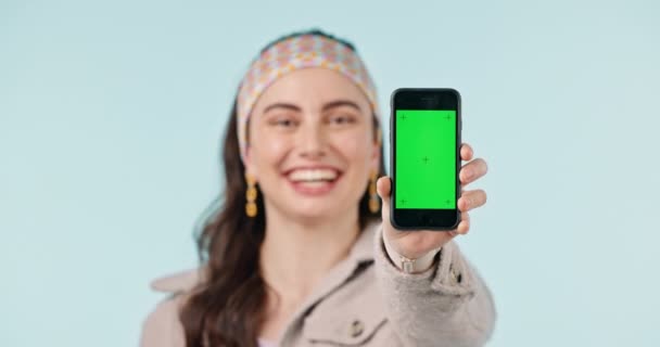 Γυναίκα, πορτρέτο και πράσινη οθόνη με τηλέφωνο για την παρουσίαση των πληροφοριών, ανακοίνωση ή ειδήσεις στα μέσα κοινωνικής δικτύωσης. Κινητό τηλέφωνο, mockup ή χαμόγελο στο πρόσωπο για την προώθηση στο κινητό app, ux ή gen z show ui. - Πλάνα, βίντεο