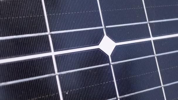 Yakın plan, Sunset 'teki Güneş Işıkları' ndaki Photovoltaik Güneş Panelinin Yüzeyi. Güneş pili. Güneş pili boyunca kamera hareketi. Açık havada ekolojik güneş enerjisi kullanımı. Yürüyüş. Kamp.. - Video, Çekim