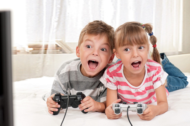 ευτυχισμένος κορίτσι και αγόρι, ένα παιχνίδι βίντεοヴィンテージ青い部屋 - Φωτογραφία, εικόνα