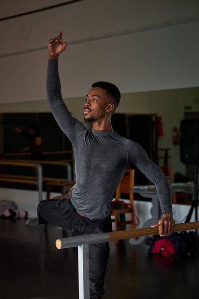 バレエのクラスで暖かく踊る黒人の少年 - 写真・画像