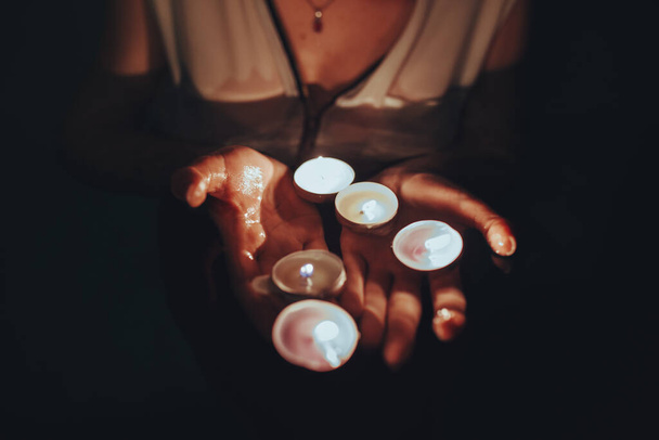 Nainen uima-altaassa kynttilöiden kanssa - Valokuva, kuva