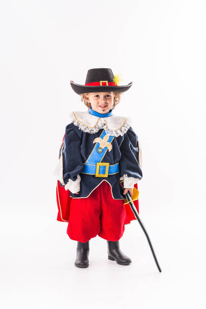 Фантастична маскування як дитячий мушкетер для карнавалу на білому тлі  - Фото, зображення