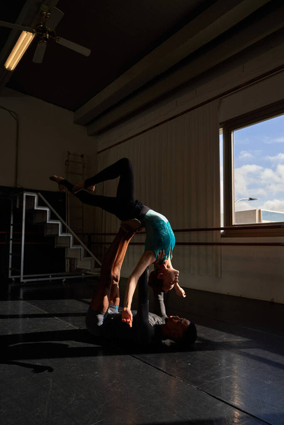 Casal de garoto negro e menina branca em uma aula fazendo um treinamento em academia de balé - Foto, Imagem