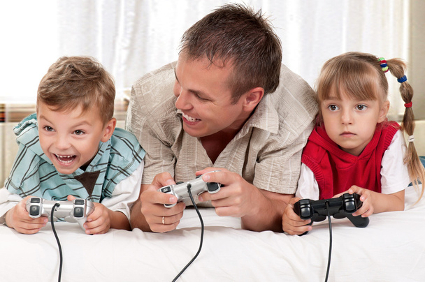 Familia feliz jugando un videojuego - Foto, Imagen