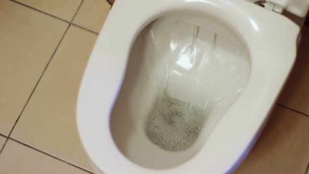 Αποστράγγιση νερού στην τουαλέτα - Πλάνα, βίντεο