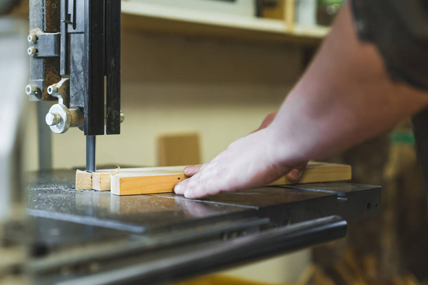Carpintero corte tablero de madera utilizando la máquina de corte de hoja de sierra. Foto de alta calidad - Foto, imagen