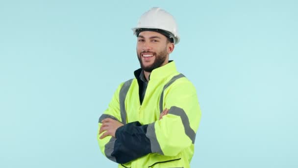 Yüz, mimar ve kolları kaskla bağlı mutlu bir adam stüdyoda mavi arka plan modelleme alanında izole edilmiş. Portre, mühendis ve Brezilya 'da inşaat işi için sağlam şapkalı kendinden emin bir profesyonel.. - Video, Çekim