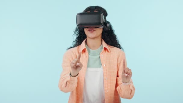 Vrouw, student en VR bril in futuristische e learning, software of user experience op een blauwe achtergrond. Wow, opgewonden en persoon in virtual reality, onderwijs scherm en toekomstige technologie in de studio. - Video
