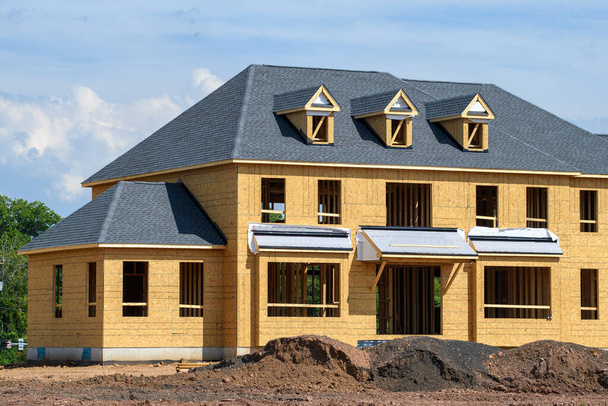 nedokončená nová překližka dům konstrukce dřevěné obytné zdi střecha - Fotografie, Obrázek