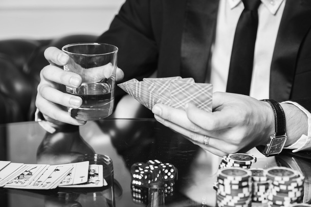 Гравець в покер в казино
 - Фото, зображення