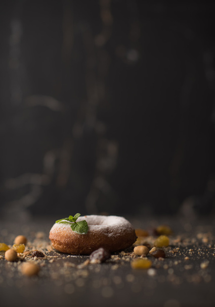 Donut de azúcar espolvoreado con migas
 - Foto, imagen