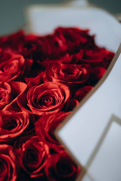 um buquê de rosas vermelhas - Foto, Imagem