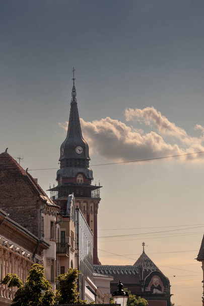 Desenfoque selectivo en el Ayuntamiento de Subotica, en Serbia, durante una tarde soleada al atardecer. Llamado Gradska Kuca, es el principal punto de referencia de la ciudad, inaugurado en 1910. - Foto, Imagen