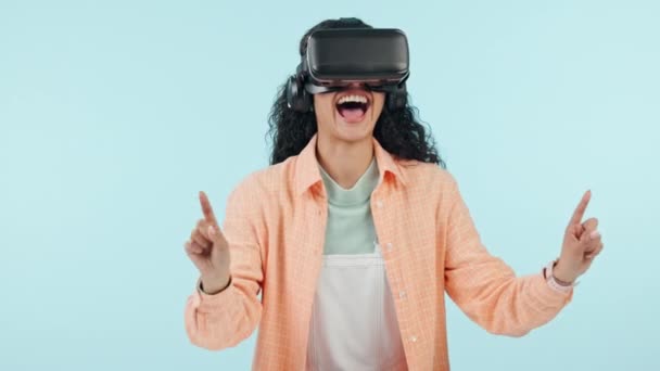 Жінка, віртуальна реальність і окуляри для футуристичного електронного навчання, програмного забезпечення або досвіду користувача на синьому фоні. Вау, схвильований і студентський твір на екрані, мовна освіта або VR технології в студії. - Кадри, відео