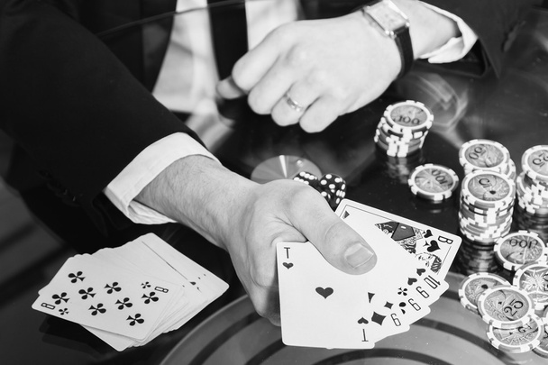 Jogador de poker no casino
 - Foto, Imagem