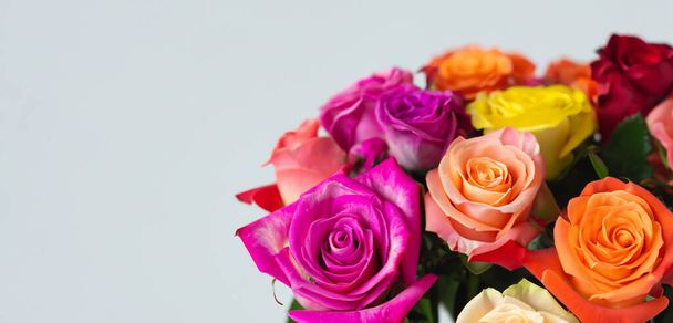 Çiçek buketi Aşkı temsil eden beyaz arkaplandaki çok renkli güller - Fotoğraf, Görsel
