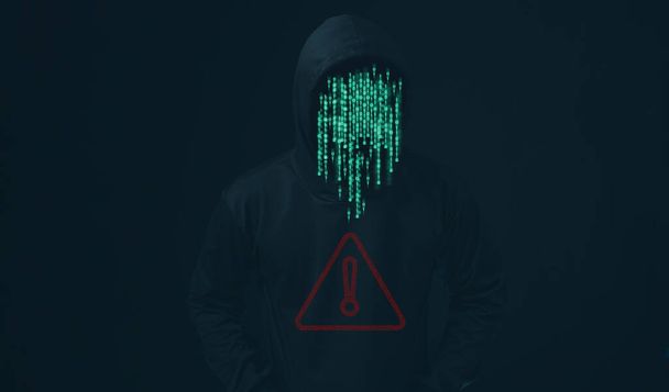 Hacker στέκεται με την ένδειξη προστασίας δεδομένων σε σκούρο φόντο. Έννοια της ασφάλειας των πληροφοριών σε δίκτυα Διαδικτύου και κατασκοπεία. Επίθεση ιών. Επίθεση Hacker. - Φωτογραφία, εικόνα
