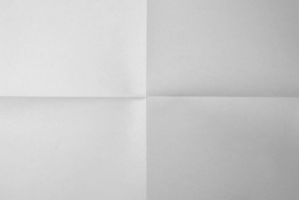 Papel blanco doblado. Libro blanco doblado sobre el fondo de cuatro fracciones - Foto, Imagen